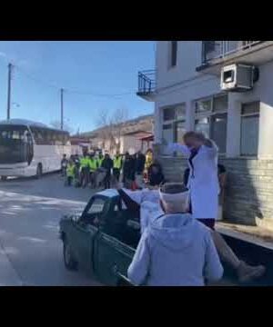 kozan.gr: Η παρέλαση των καρναβαλιστών, με το σατιρικό περιεχόμενο, στον Πελεκάνο Βοΐου