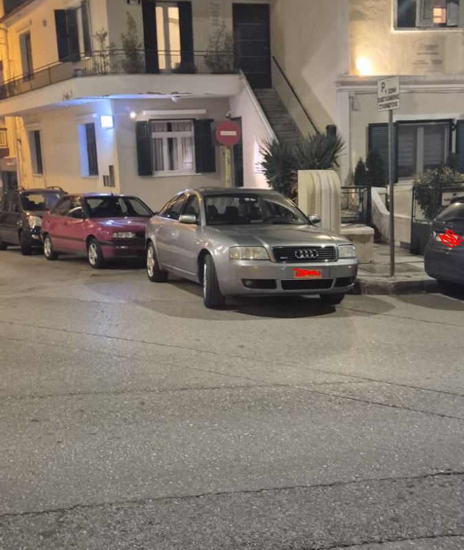 kozan.gr: Κοζάνη: Η συνεδρίαση μέσα, έξω το παρκάρισμα με το μπροστινό μέρος να προεξέχει στο δρόμο (Φωτογραφίες)