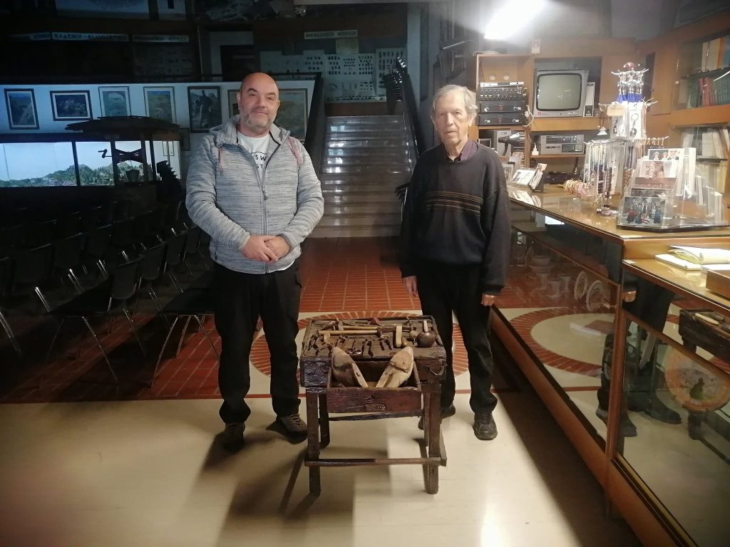Πολυνείκης Αγγελής: Μια πολύτιμη δωρεά στο Λαογραφικό Μουσείο Κοζάνης – Η συλλογή του αείμνηστου υποδηματοποιού Ιωάννη Δοδούρα