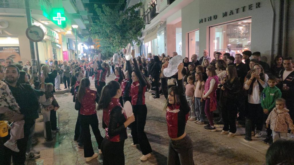 kozan.gr: Κοζάνη: Ένας εμπορικός δρόμος χωρίς αυτοκίνητα, γεμάτος μουσική και δημιουργία  – Η ξεχωριστή βραδιά, την Παρασκευής 9/10, στη οδό Μακεδονομάχων  (Φωτογραφίες & Βίντεο)