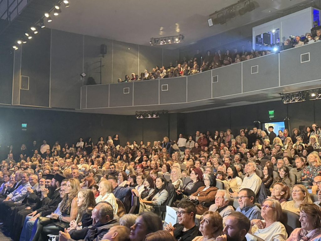 kozan.gr: Koζάνη: Γιάννης Σερβετάς, Καλλιόπη Βέττα και μαθητές του Μουσικού Σχολείου Πτολεμαΐδας έστειλαν μήνυμα αλληλεγγύης σε επτά παιδιά της περιοχής – Κατάμεστη η Αίθουσα Τέχνης το βράδυ του Σαββάτου 24/10 (Βίντεο & Φωτογραφίες)
