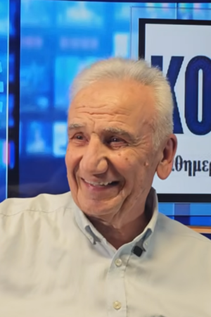 kozan.gr: Γιάννης Πλόσκας – Ο άνθρωπος που κάνει την Κοζάνη να γελάει – Τα παιδικά χρόνια, το κασμέρι, η Αποκριά κι όμορφες ιστορίες της παλιάς Κοζάνης …κι όχι μόνο (Βίντεο)