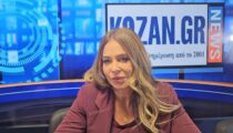 kozan.gr: Δάφνη Τσελίκα: Από την ταβέρνα του ξενοδοχείου και τις μεγάλες συναυλίες των ’90s στο ξενοδοχείο του σήμερα – Μια οικογενειακή ιστορία 45 χρόνων, η παρακαταθήκη του πατέρα της, οι αναμνήσεις και τα νέα σχέδια (Βίντεο)