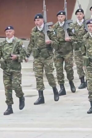 kozan.gr: Κοζάνη: Επίσημη έπαρση Σημαίας στην κεντρική πλατεία