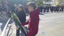 Kozan.gr: Απότιση φόρου τιμής από μαθητές, προσκόπους και οδηγούς, στην Κεντρική Πλατεία Κοζάνης