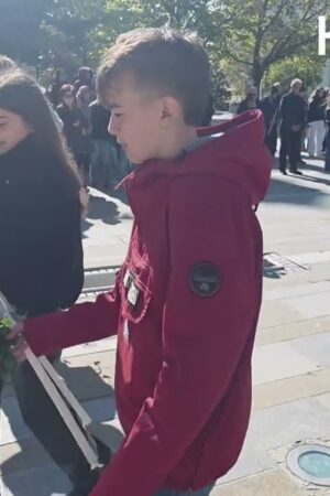 Kozan.gr: Απότιση φόρου τιμής από μαθητές, προσκόπους και οδηγούς, στην Κεντρική Πλατεία Κοζάνης